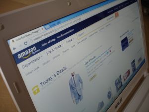 Perücken und vieles mehr bei Amazon bestellen